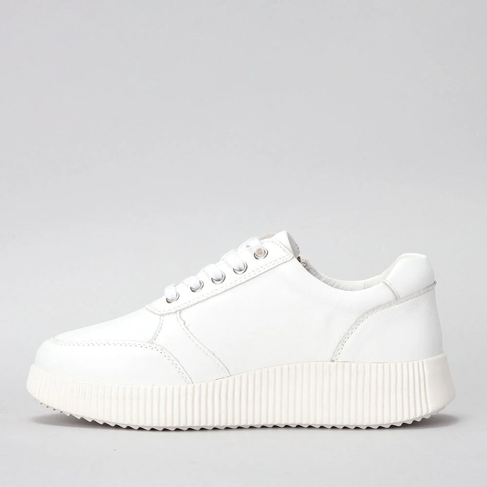 Le Sansa COSCOWHITEWEST sneakers in white with stylish design, featuring a modern silhouette and comfortable fit.