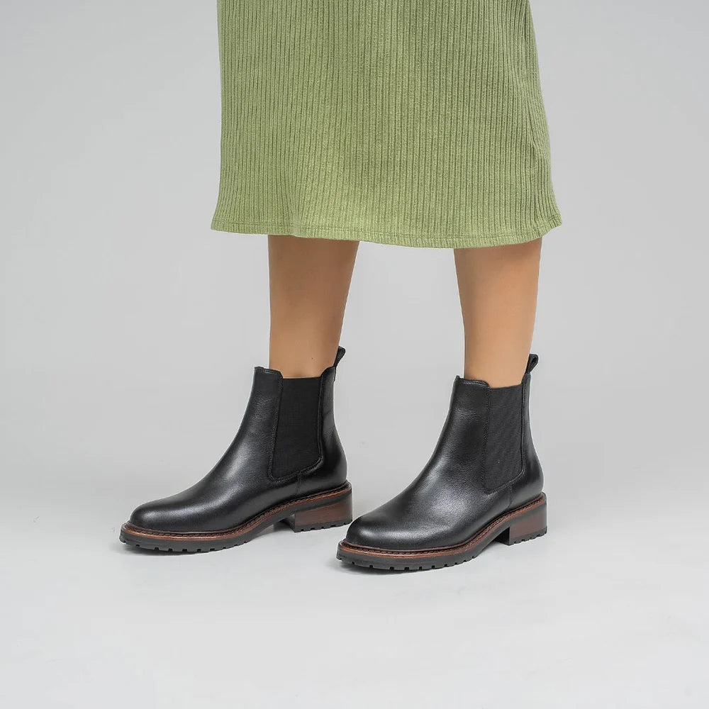 Le Sansa Costa Black boots with sleek black leather and stylish ankle design, perfect for casual or dressed-up outfits.