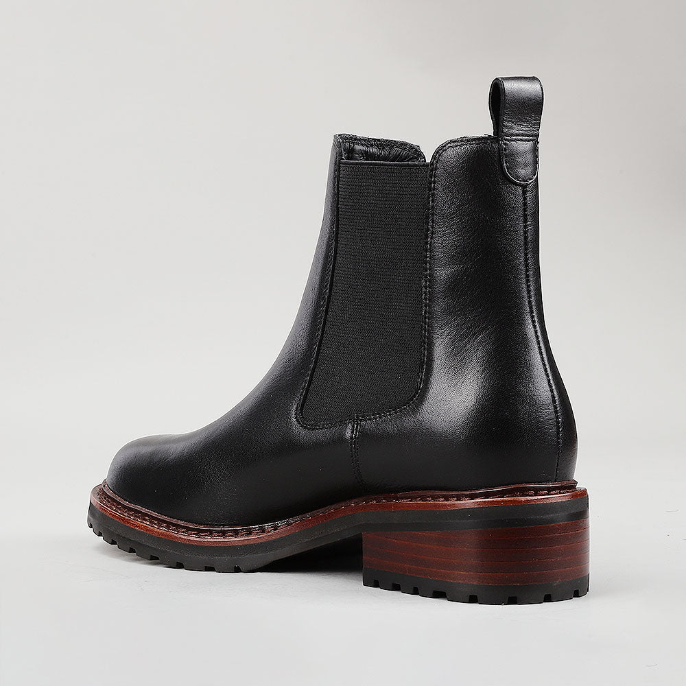 Le Sansa Costa Black boots featuring sleek black leather design and stylish ankle-high silhouette.