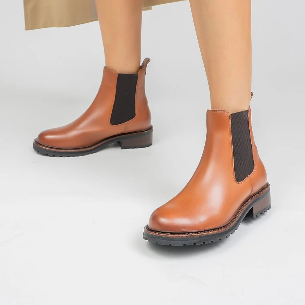 Le Sansa Costa Brandy boots with stylish design and leather material, showcasing the footwear's detailed craftsmanship.