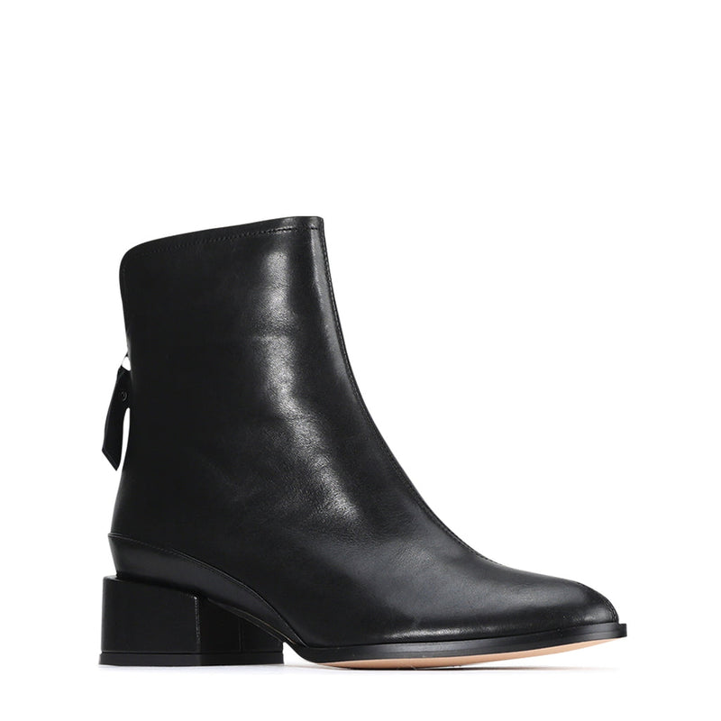 Eos Cast Black boots featuring a sleek black design and stylish angle details for a modern, fashionable look.