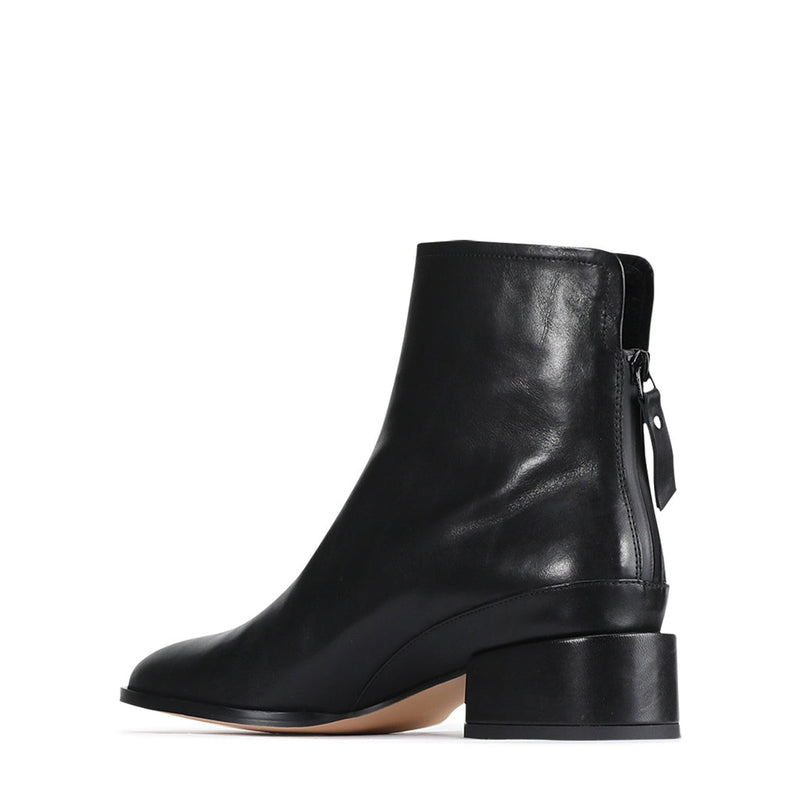 Eos Cast Black boots showing the inside design and black leather exterior with sturdy sole.