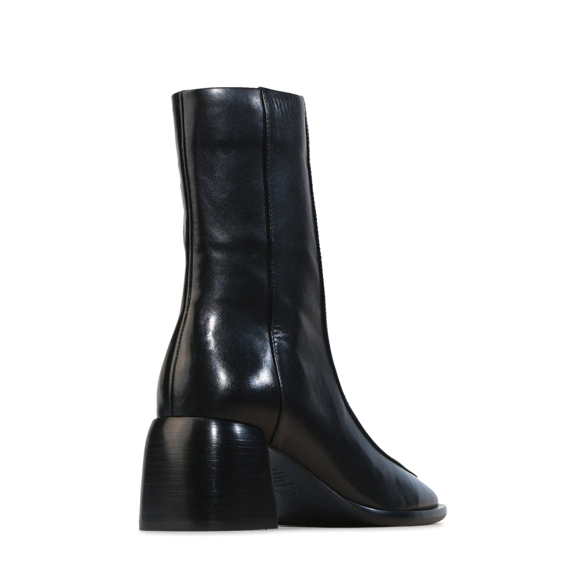 Eos Charline black boots with sleek design and low heel, showcasing a stylish and versatile footwear option.