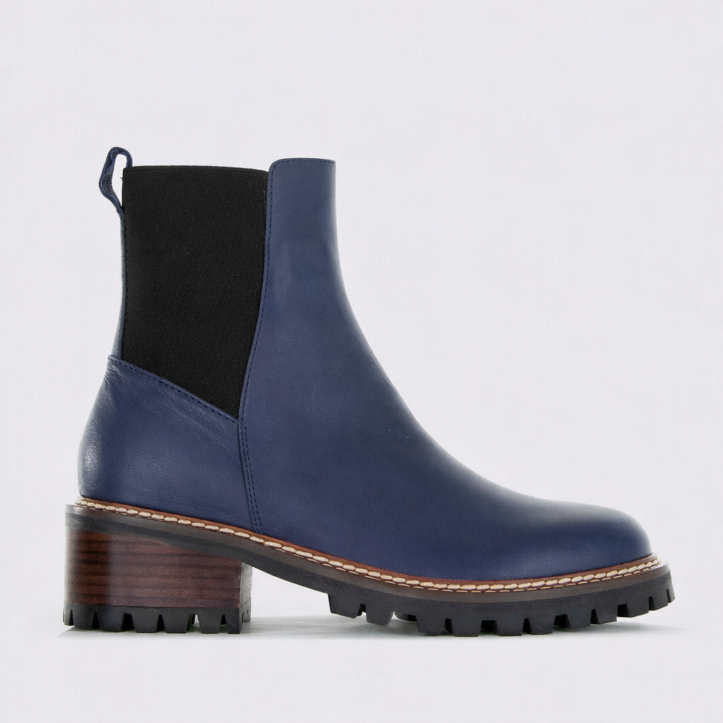 LE SANSA ZINA NAVY boots in a stylish navy color with a sleek design and comfortable silhouette.