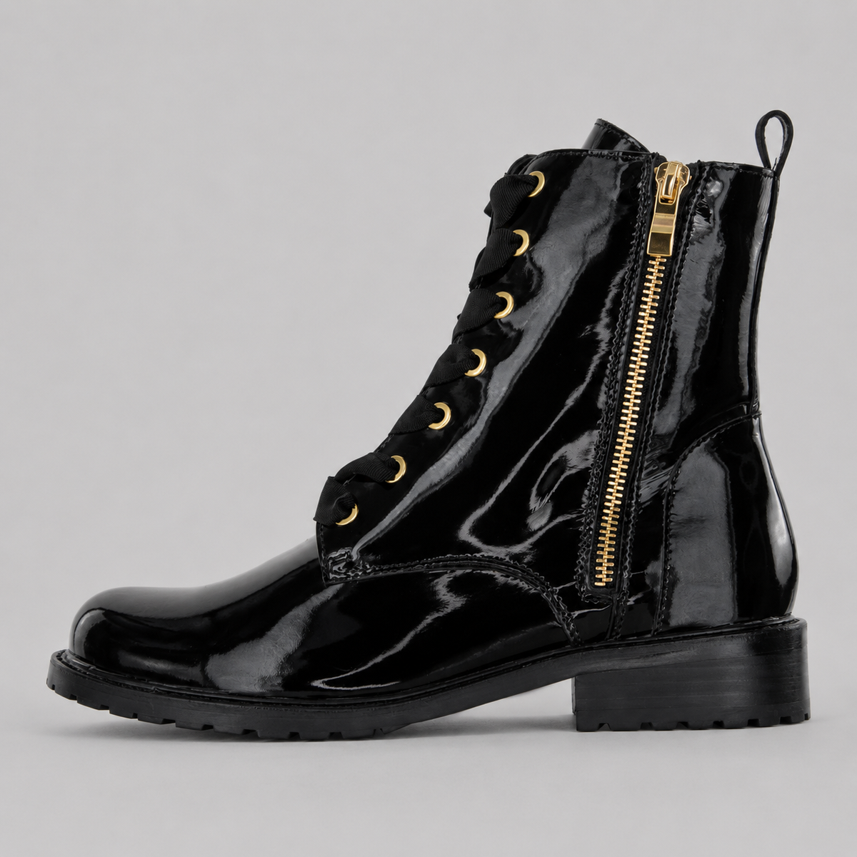 Black patent leather boots from Le Sansa Sansa Fin collection, featuring sleek design and pointed toes.