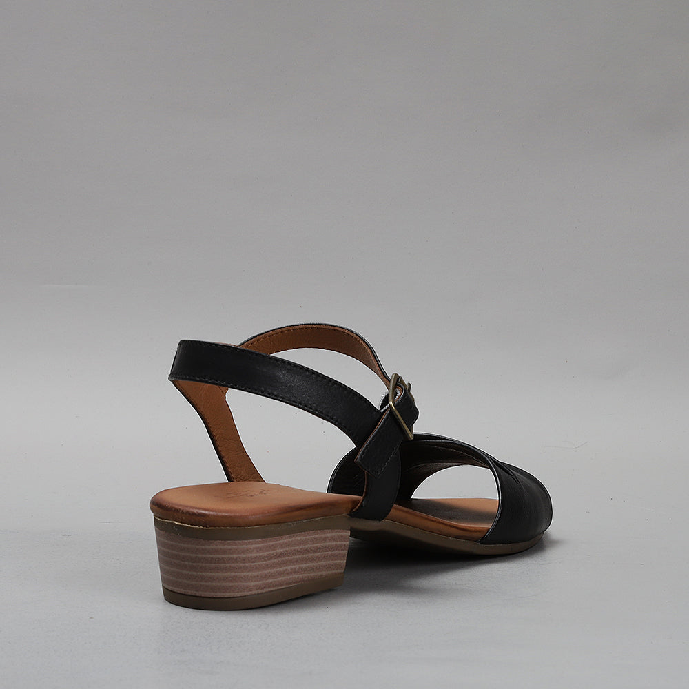 Le Sansa Delta Black sandals with sleek black straps and comfortable flat sole, ideal for casual summer wear.