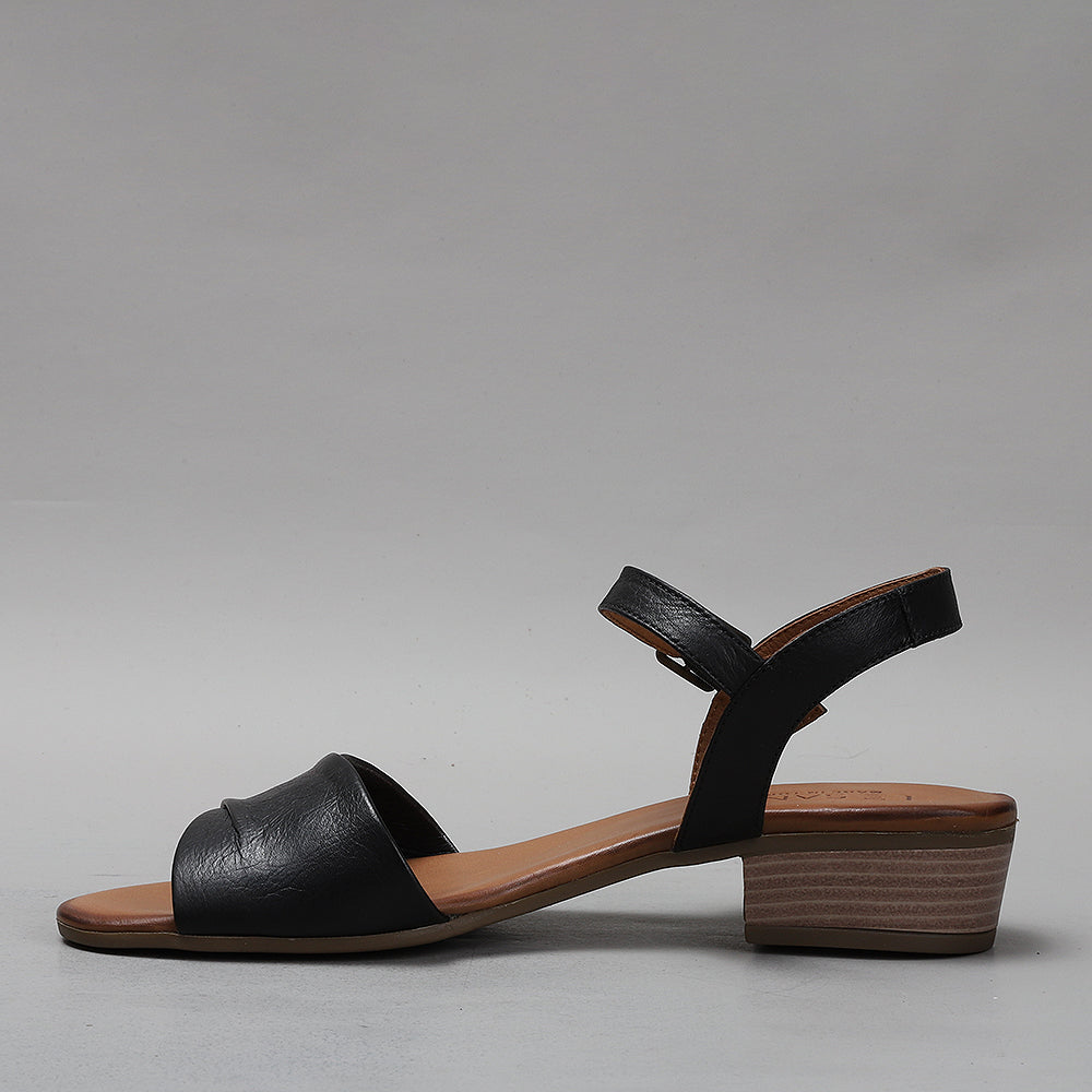 Le Sansa Delta Black sandals with sleek black straps and flat sole, stylish footwear for casual or summer wear.