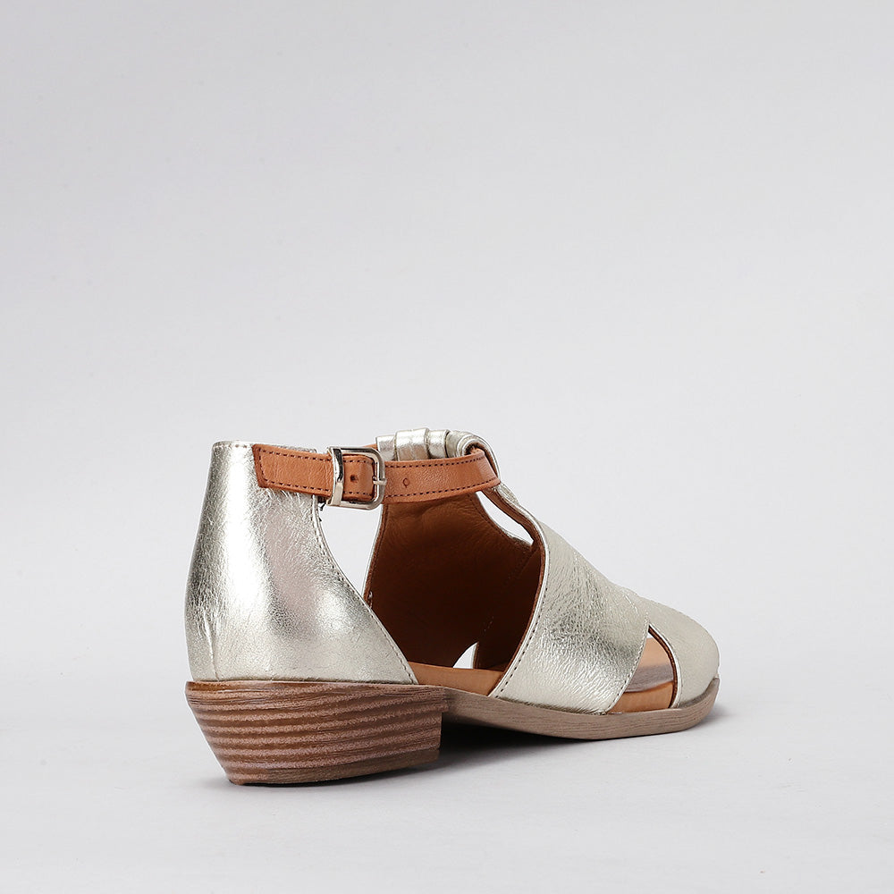Le Sansa Digby Gold Tan sandals featuring a stylish design and tan leather straps, perfect for casual summer wear.