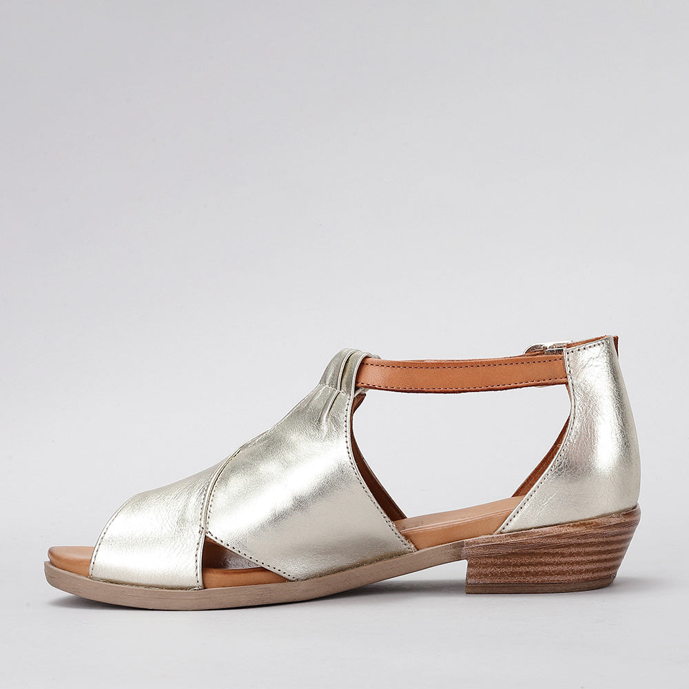 Le Sansa Digby gold tan sandals with ankle straps and open toe design, stylish footwear for casual or dressy occasions.