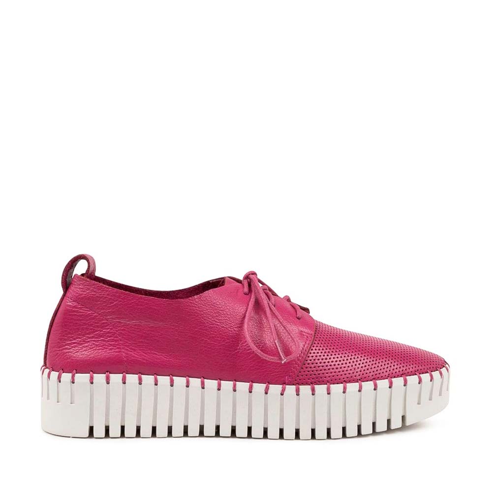 Pink Django & Juliette Batu sneakers with white soles and stylish design, perfect for casual wear.