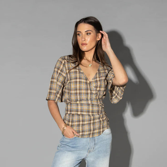 Drama The Label Venice Top in ground check fabric, stylish blouse with a relaxed fit and classic pattern.