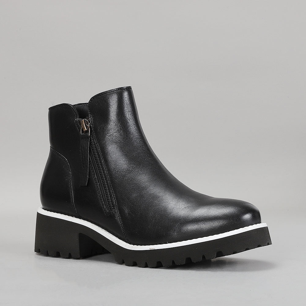 Le Sansa East Black boots with sleek design, featuring ankle-high style and black leather finish.