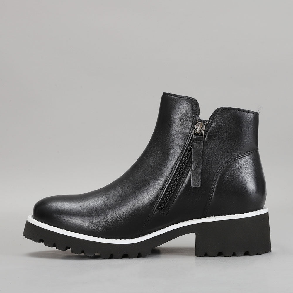 LE SANSA EAST BLACK boots showing sleek black leather design with ankle height and stylish stitching detail.