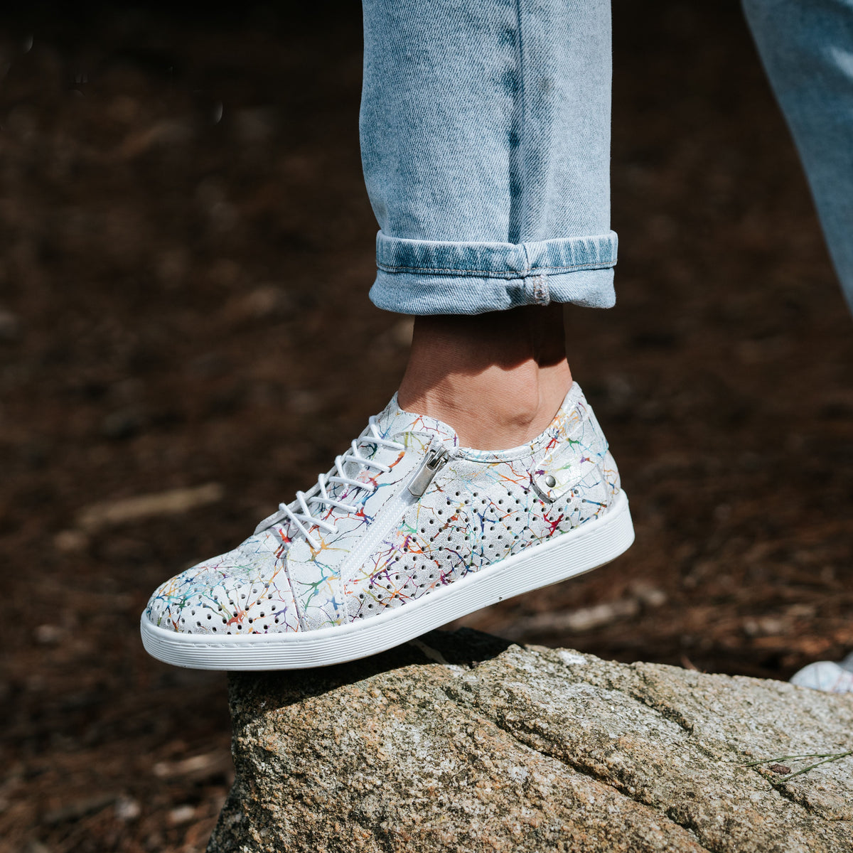 White Cabello EG17 Sneakers with lightning design, featuring sporty laces and sleek urban style.