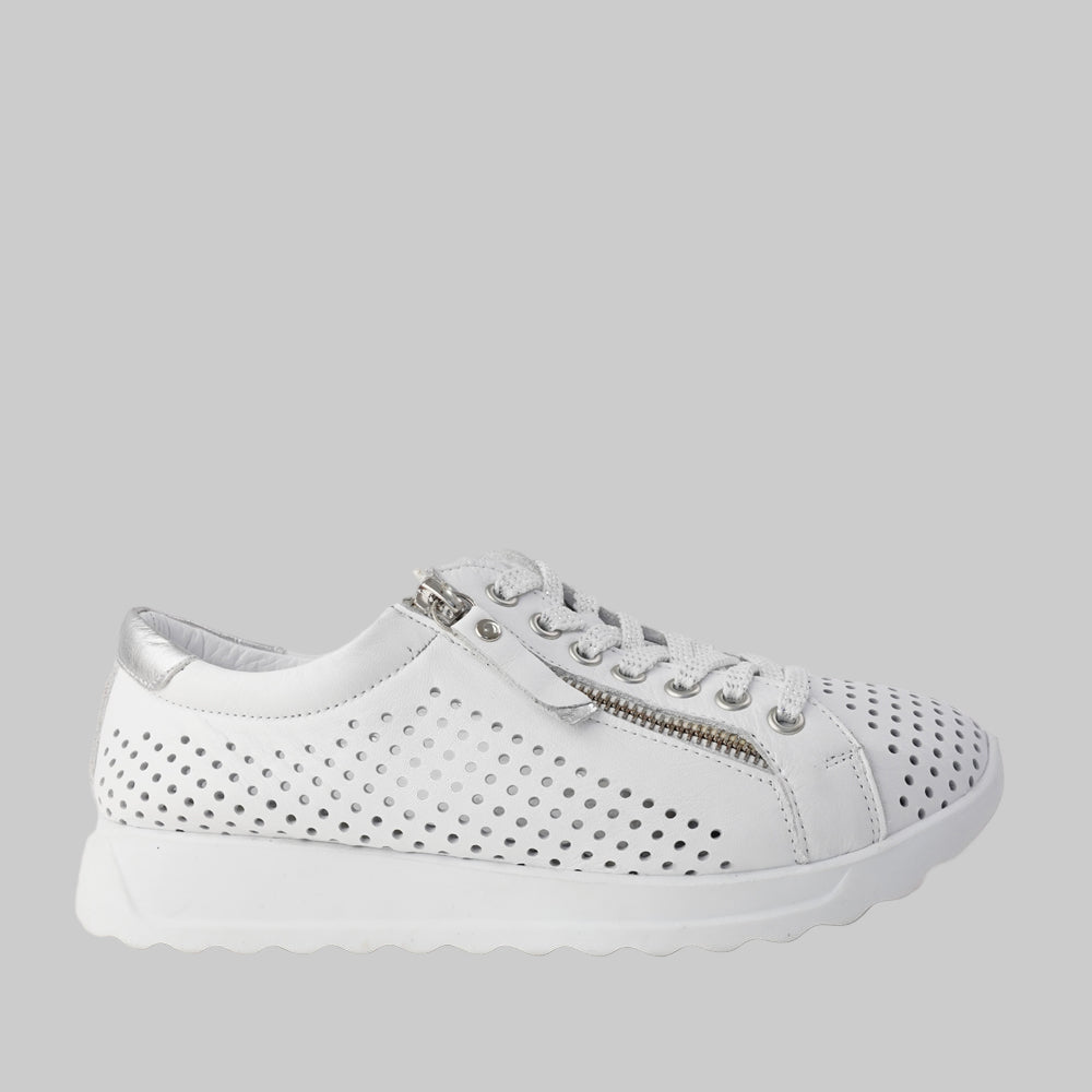 White Cabello EG256 sneakers with sleek design and laces, featuring a comfortable sole and modern style for casual wear.