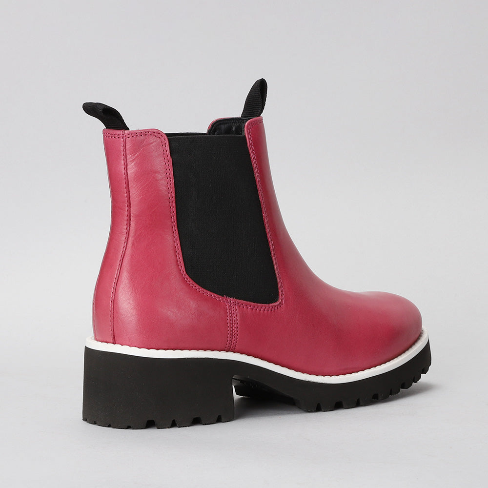 Le Sansa El Sansa Elby Hot Pink boots with a sleek design and vibrant color, perfect for stylish fashion statements.