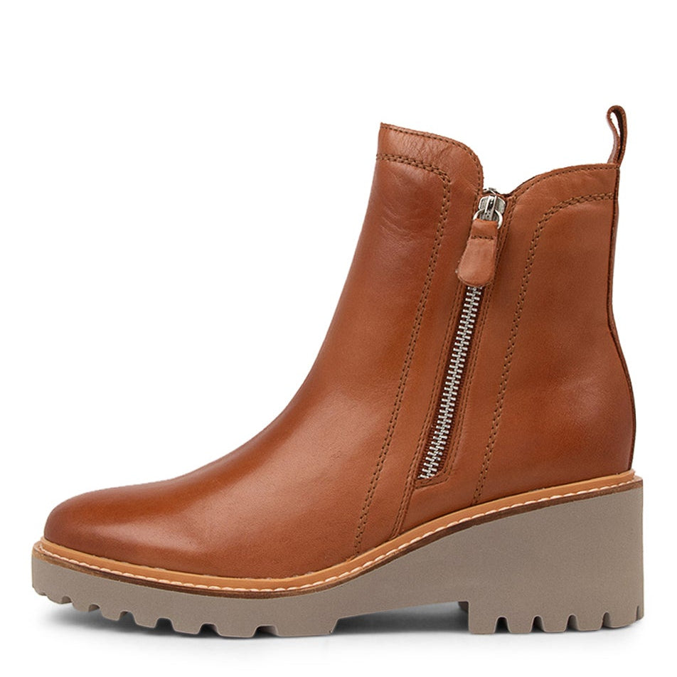Eos Parson Brandy boots with tan leather and ankle-high design, featuring decorative stitching and a sturdy sole.
