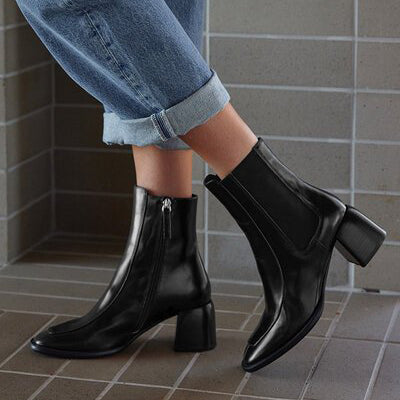 EOS charcoal black boots with a sleek design, featuring a rounded toe and sturdy sole for casual and versatile wear.