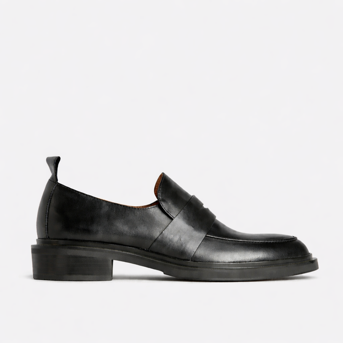 Black EOS Coia loafers featuring sleek leather design and slip-on style, perfect for casual or formal wear.