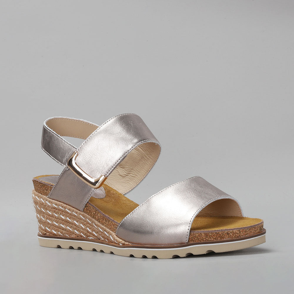 Le Sansa Evita Champagne sandals with beige straps and low heel, stylish open-toe design for warm-weather wear.