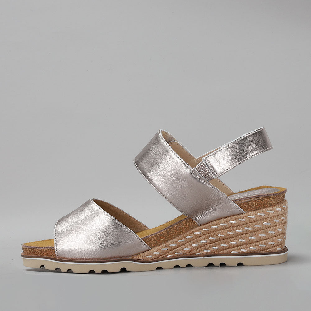 Le Sansa Evita Champagne sandals with open toe design and elegant straps, perfect for stylish summer footwear.