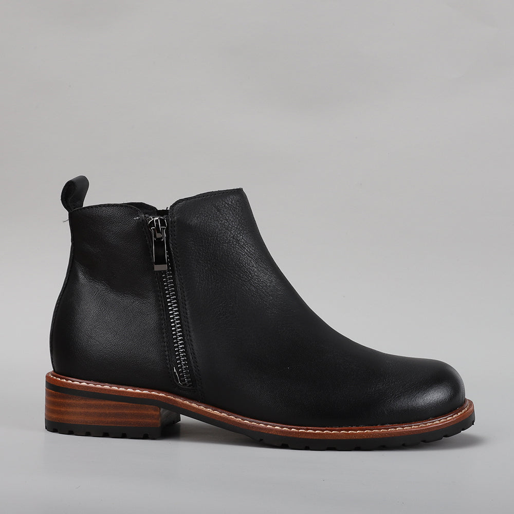 Black LE SANSA FIG boots with sleek design and pointed toes, shown on a plain background.