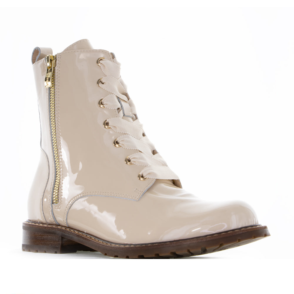 Le Sansa nude patent boots with sleek design and pointed toes, shown in beige color.