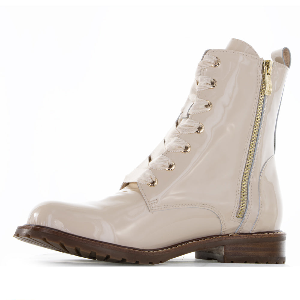 Le Sansa nude patent boots with a sleek, shiny finish and pointed toe, stylish footwear for elegant occasions.