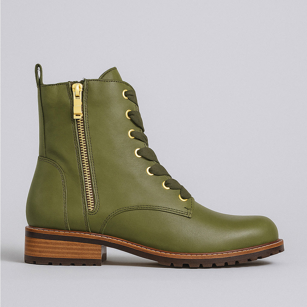 LE SANSA FIN OLIVE boots in olive green leather with ankle-high design and stylish stitching details.