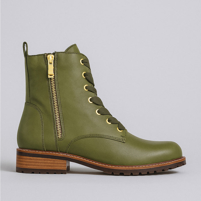Le Sansa FIN OLIVE boots in olive green leather with a sleek design and low heel, displayed on a white background.