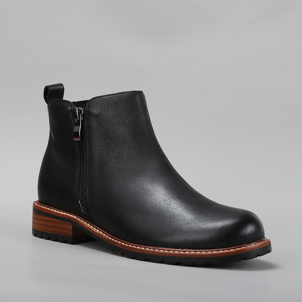 Black leather LE SANSA FIG boots by Le Sansa, featuring a sleek design and ankle-high style, shown in the image.