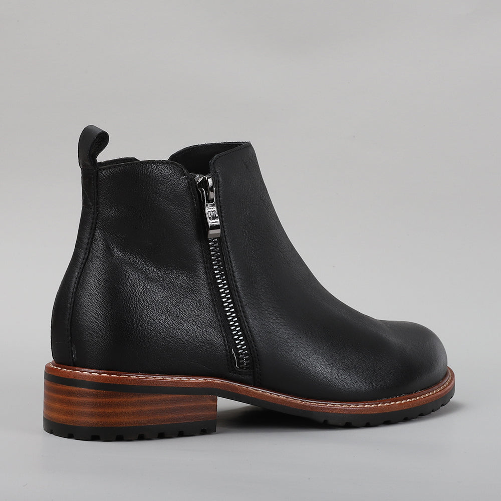 Black LE SANSA FIG boots by Le Sansa with sleek design and ankle-high style, showcasing smooth leather material.