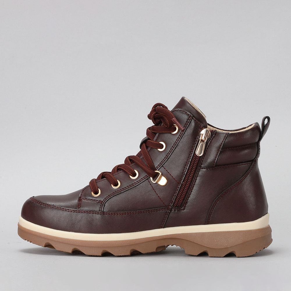 CC Resorts Gambian Bordo boots featuring a sleek design, rich color, and comfortable fit, perfect for casual or outdoor wear.