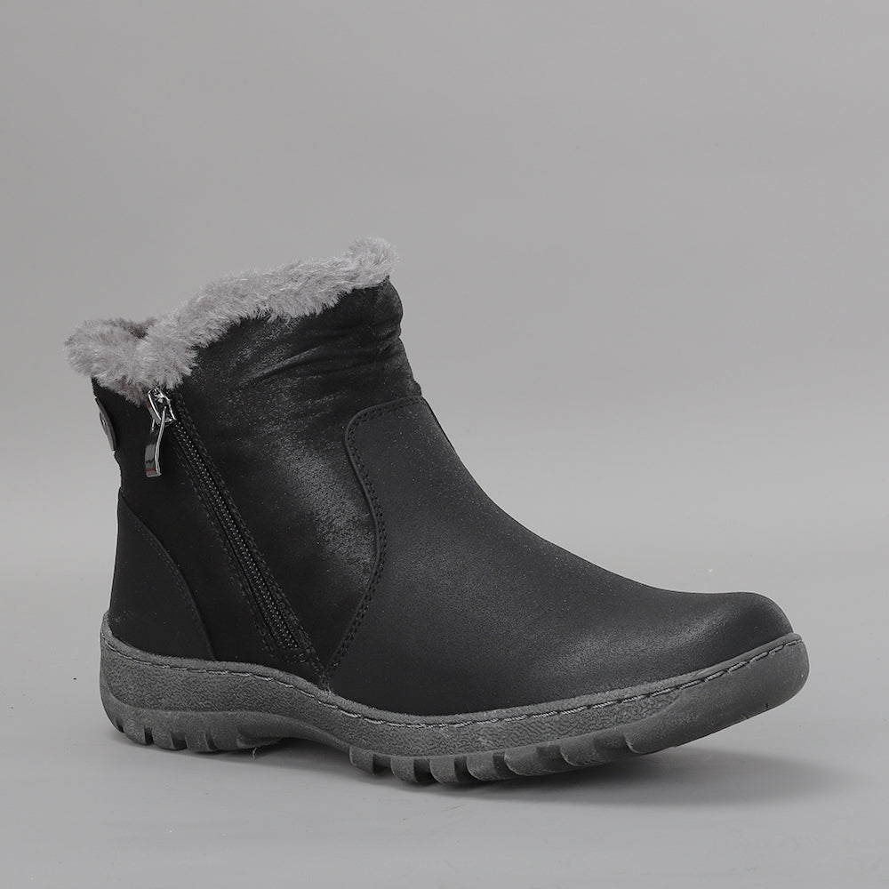 CC Resorts Ginger Black boots with a sleek design and ankle-high style, featuring black leather and stylish stitching.