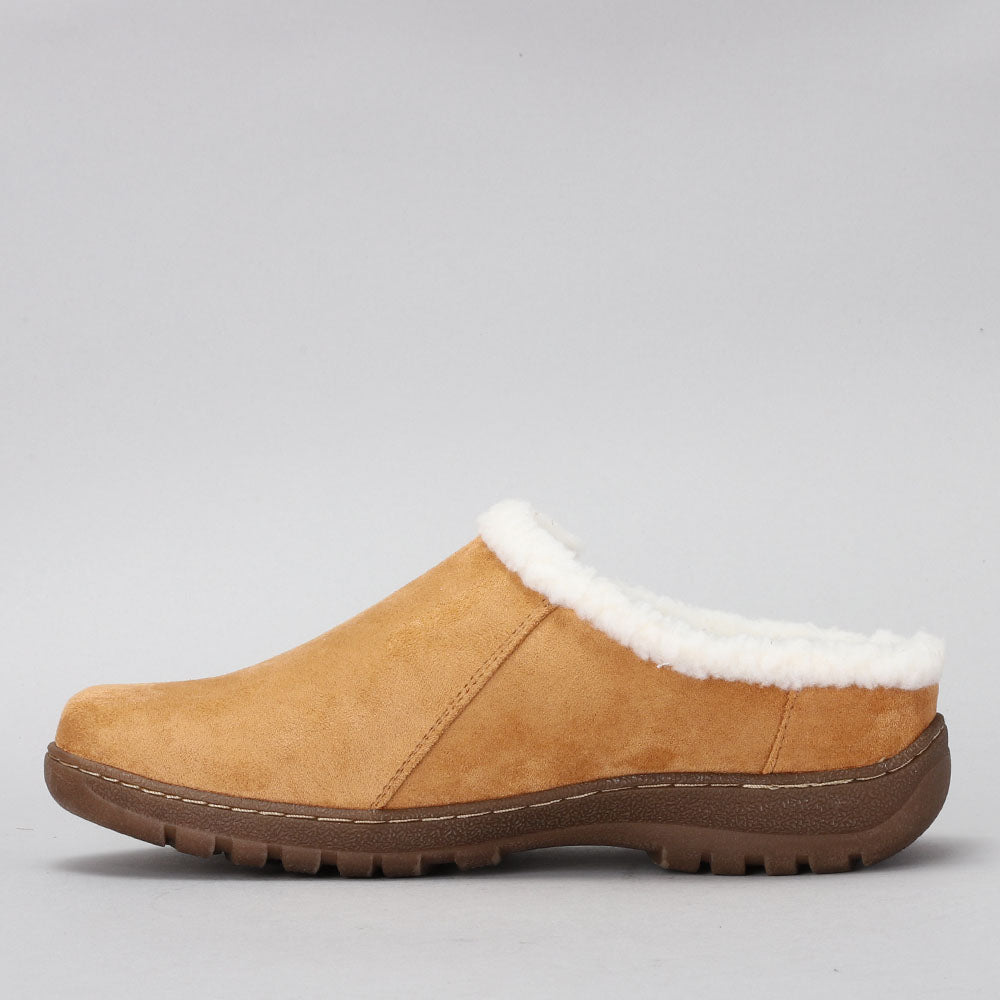 CC Resorts Glen Chestnut slippers featuring soft, plush material and comfortable design, ideal for indoor wear.