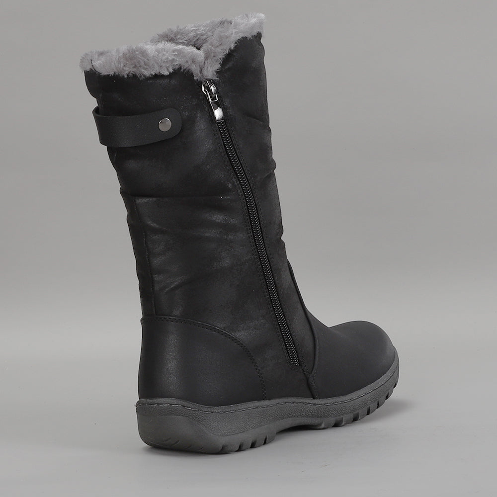 Black CC Resorts Goose boots with a sleek design, featuring sturdy soles and stylish accents for outdoor wear.