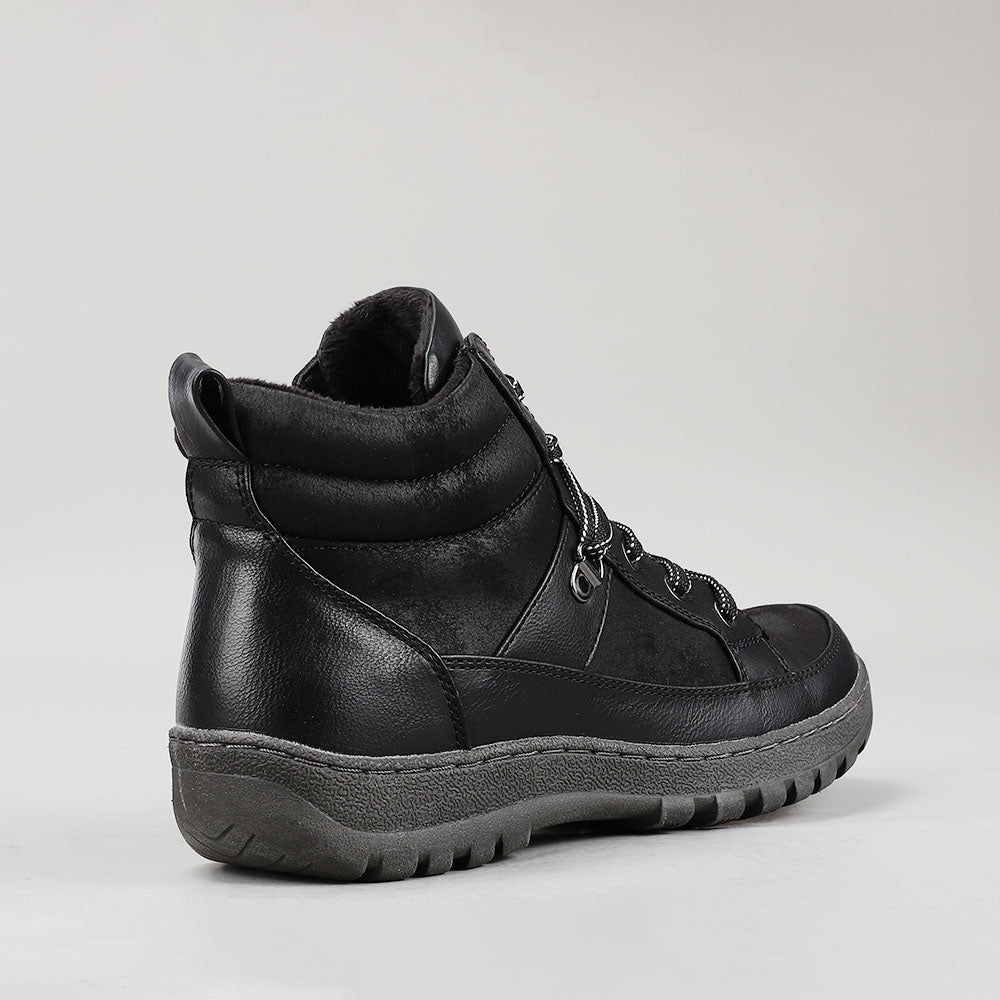 Black CC Resorts Gowan boots with rugged sole and lace-up design, perfect for casual and outdoor wear.