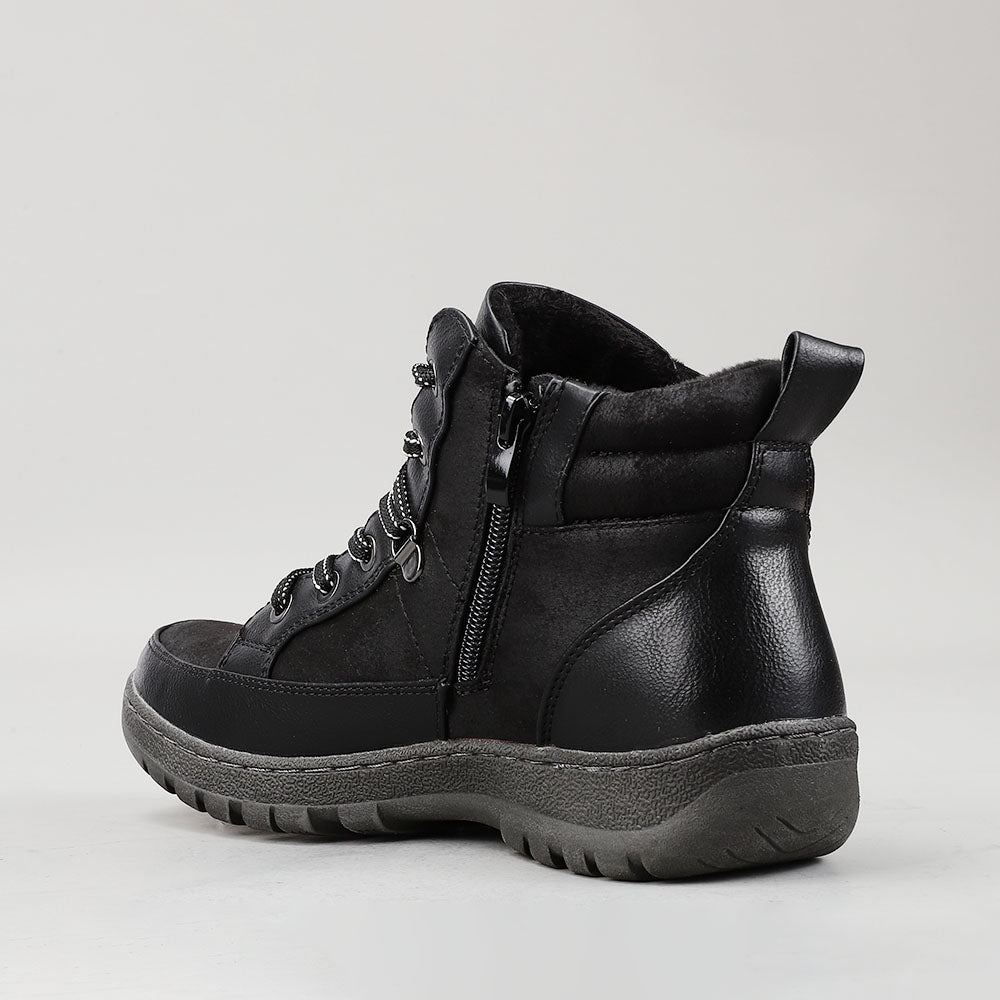 Black CC Resorts Gowan boots with ankle height and sleek design, featuring a smooth leather finish and stylish stitching details.