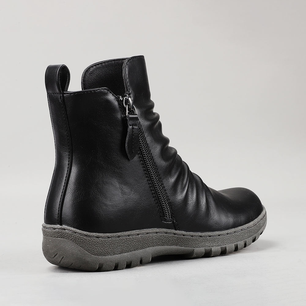 Black CC Resorts Greco boots with a sleek design, featuring a stylish ankle-high silhouette and modern detailing.