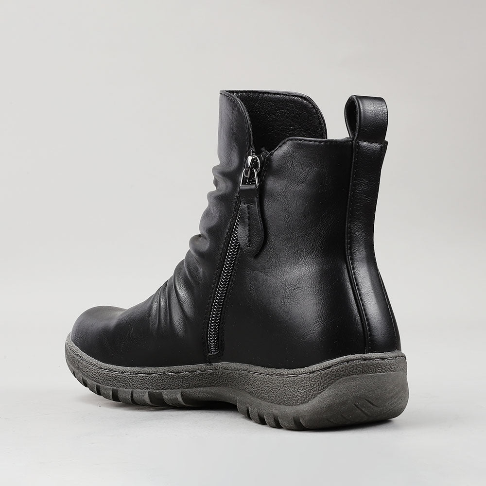 Black CC Resorts Greco boots with a sleek design, featuring stylish details suitable for casual or outdoor wear.