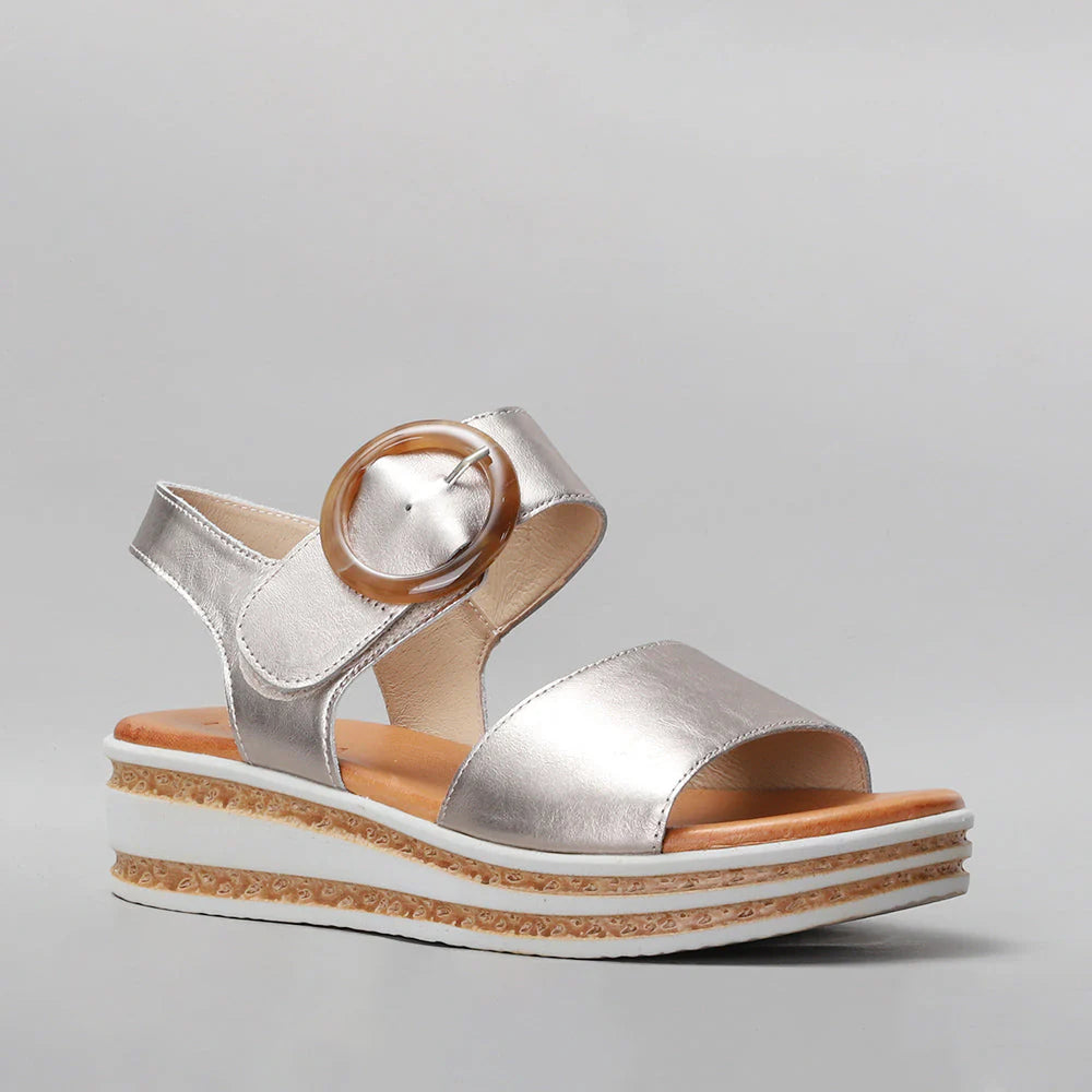 Le Sansa Guard Champagne sandals with elegant straps and a comfortable design, perfect for stylish summer footwear.