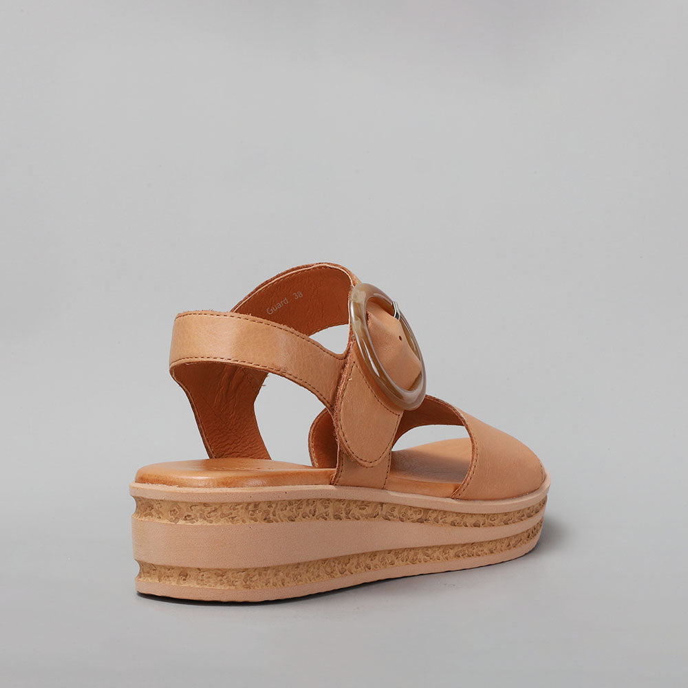 Le Sansa Guard Tan sandals with open-toe design and tan leather straps, perfect for casual summer wear.