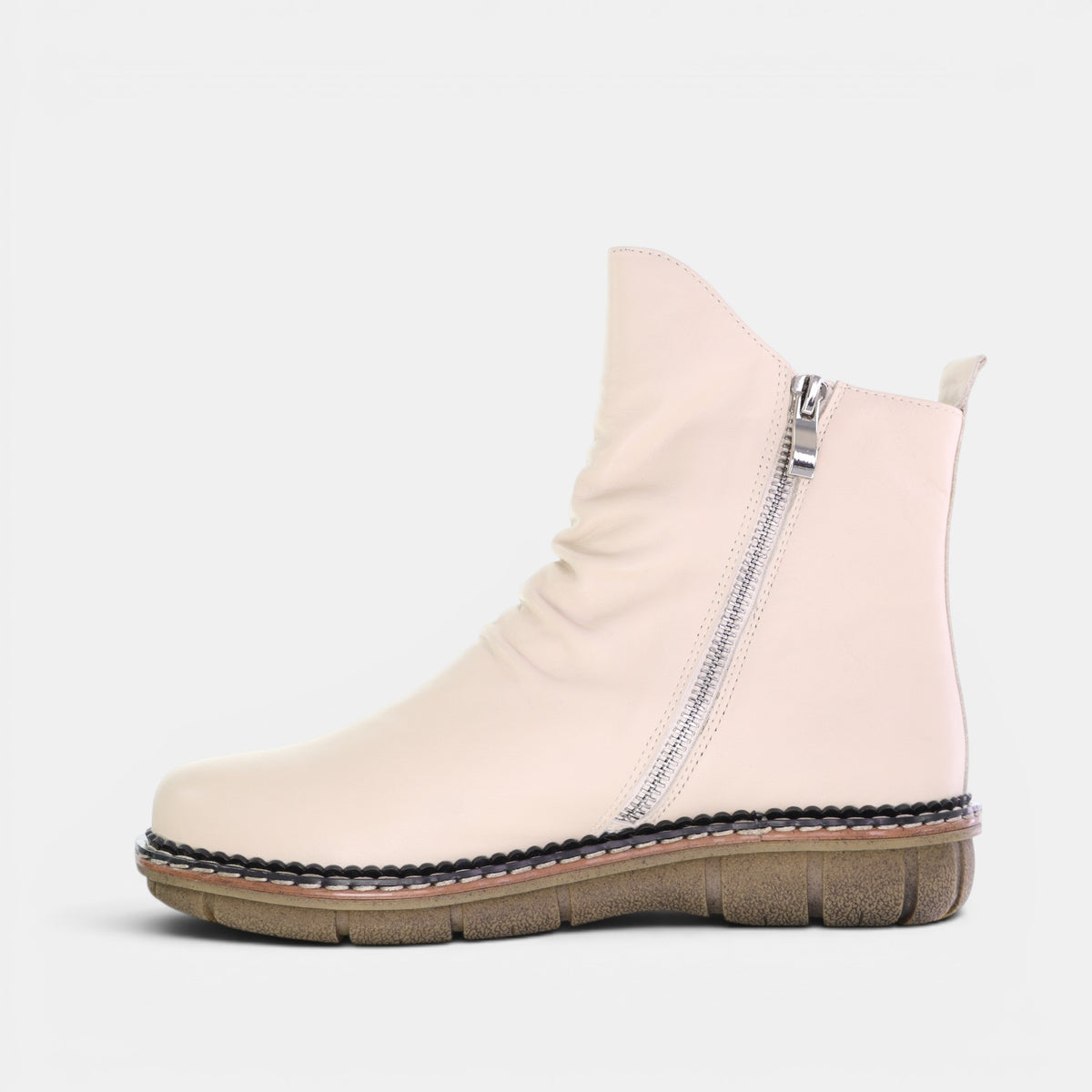 Le Sansa Noor Vanilla boots featuring tan leather material and stylish ankle design, ideal for casual and chic outfits.