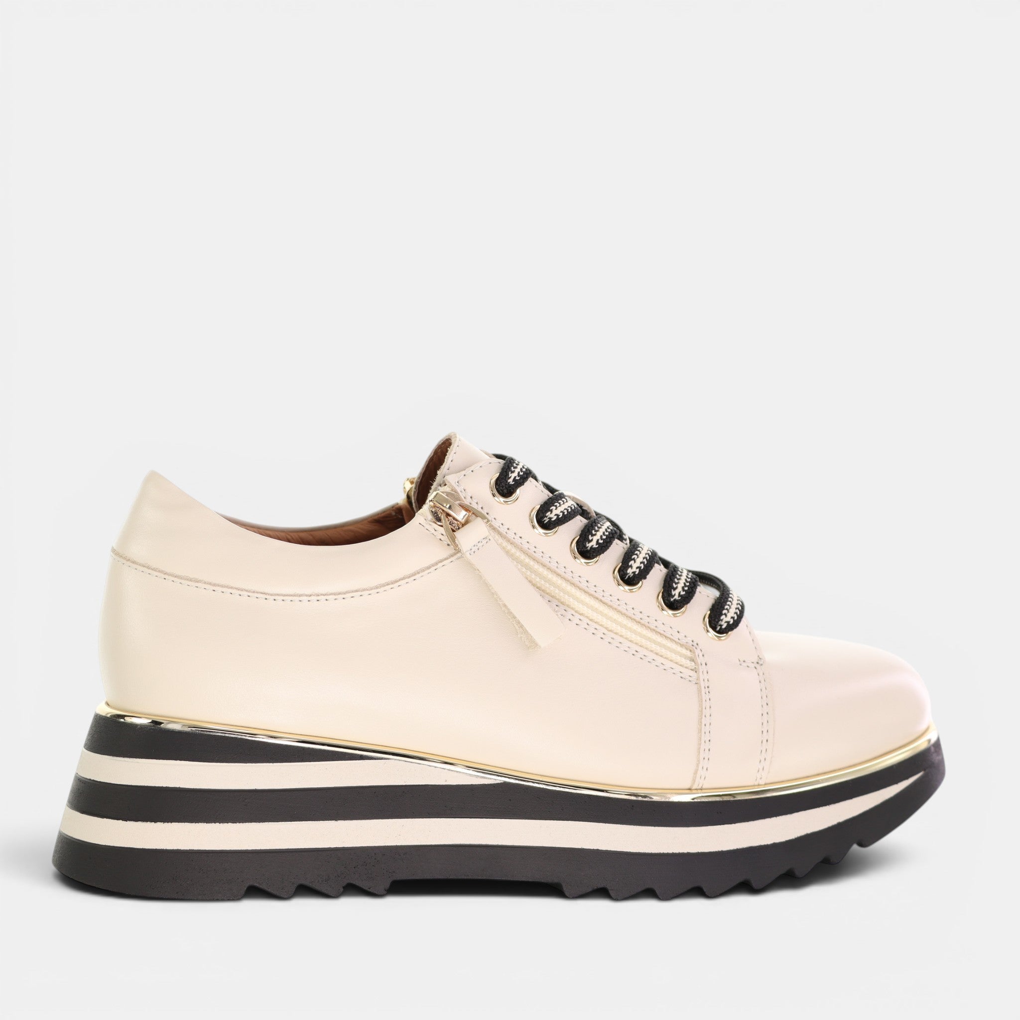 Le Sansa Skippa Cream sneakers with beige and white design, featuring lace-up closure and casual style.