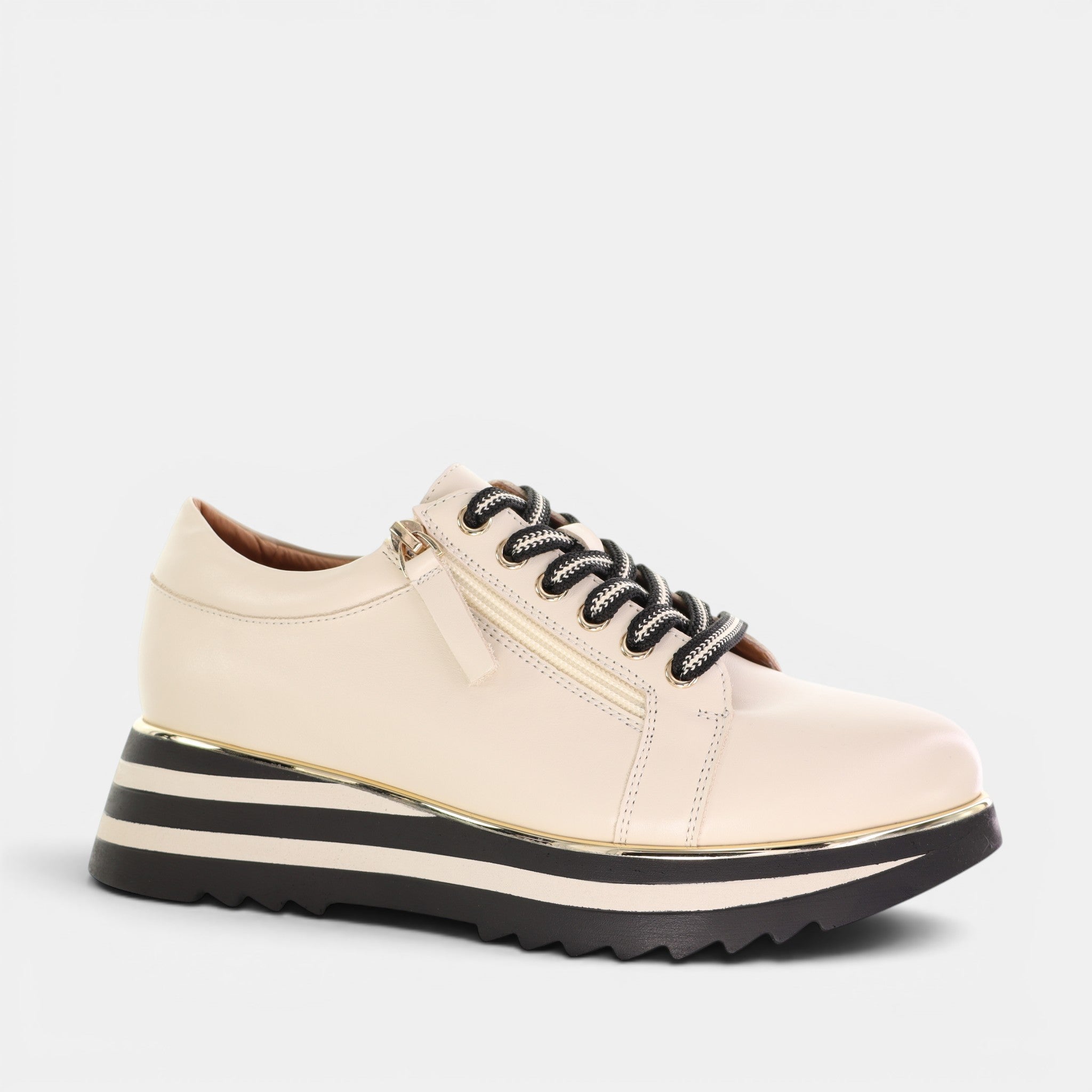 Le Sansa Skippa Cream sneakers with white soles and cream-colored upper, stylish casual footwear for everyday wear.