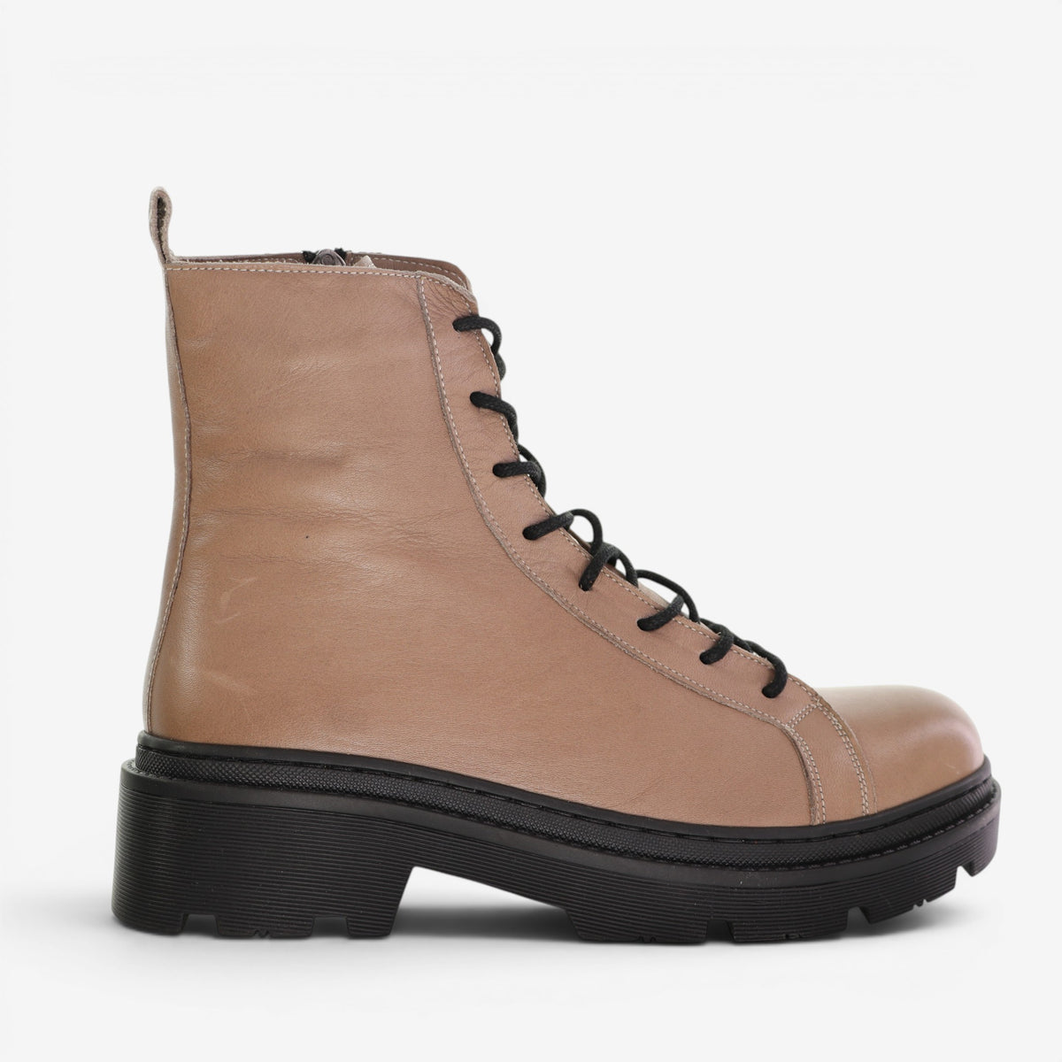 Le Sansa Radiant Hat boots, stylish footwear with a sleek design, featuring a smooth leather finish and modern silhouette.