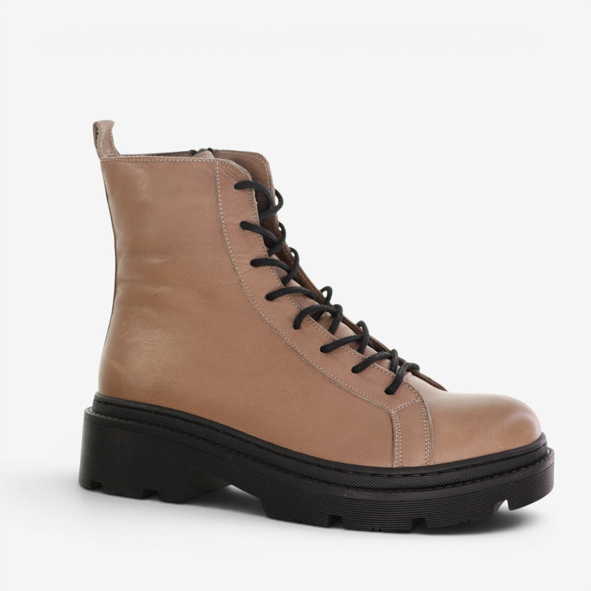 Le Sansa Radiant Hat boots, stylish footwear with a sleek design and comfortable fit, shown in this detailed product image.
