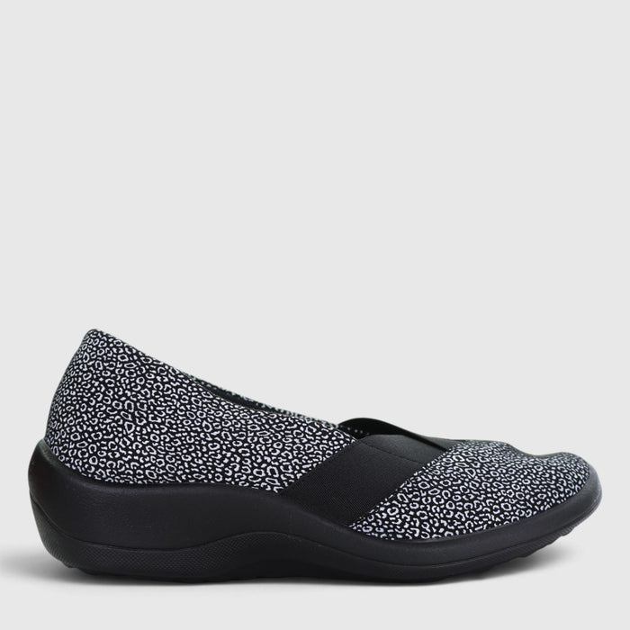 Black mixed-material Arcopedico Acadía ballet flats with rounded toes and elastic ankle for comfortable, stylish footwear.