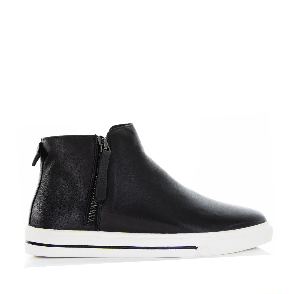 Le Sansa Indo Black boots showing sleek black leather design with pointed toes and ankle-high fit.