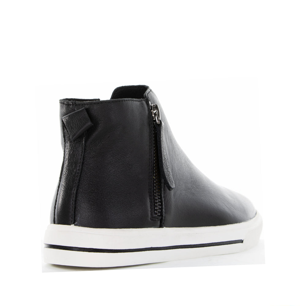 Le Sansa black leather boots with sleek design, featuring ankle-high style and stylish laces.